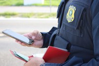 Conhecida da polícia, mulher apresenta documento falso à PRF e vai parar de novo na delegacia