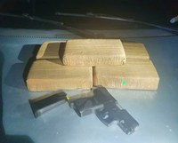 PRF apreende arma de fogo e 5 kg de maconha durante abordagem na BR-104