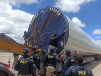 PRF realiza operação com foco na segurança do transporte de cargas indivisíveis em PE