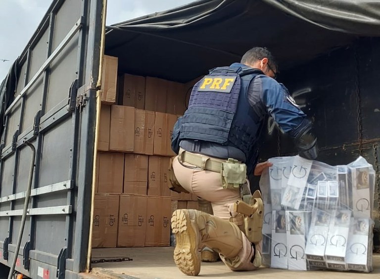 PRF apreende cerca de 165 mil maços de cigarros contrabandeados durante fiscalização na BR-101