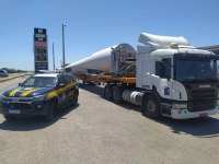 PRF flagra transporte irregular de pá eólica na BR 316