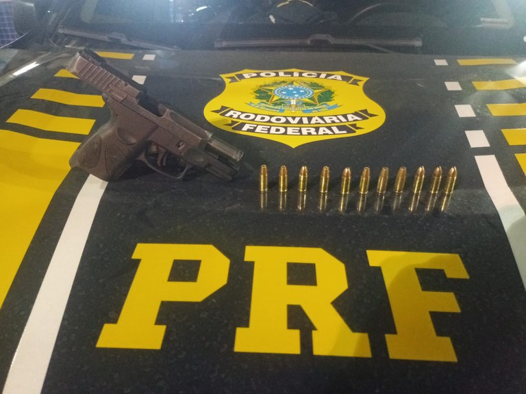 Após fuga, motorista recusa teste do bafômetro e é detido com pistola em Juazeiro