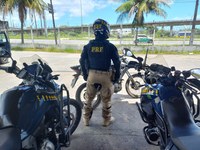 PRF apreende motocicleta adulterada e detém homem com droga