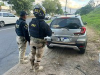 PRF recupera carro roubado durante fiscalização na BR-101