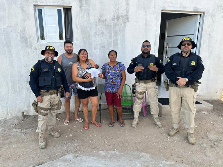 Recém-nascido se engasga e é salvo pela PRF em Sertânia