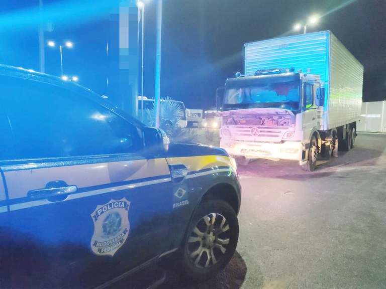 PRF apaga incêndio em caminhão em posto de combustível de Ribeirão