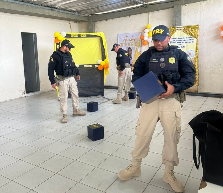 PRF participa de ação solidária de instituição social no Recife