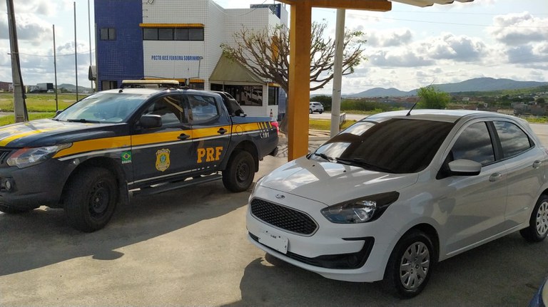 PRF recupera dois carros na BR 232, em São Caetano