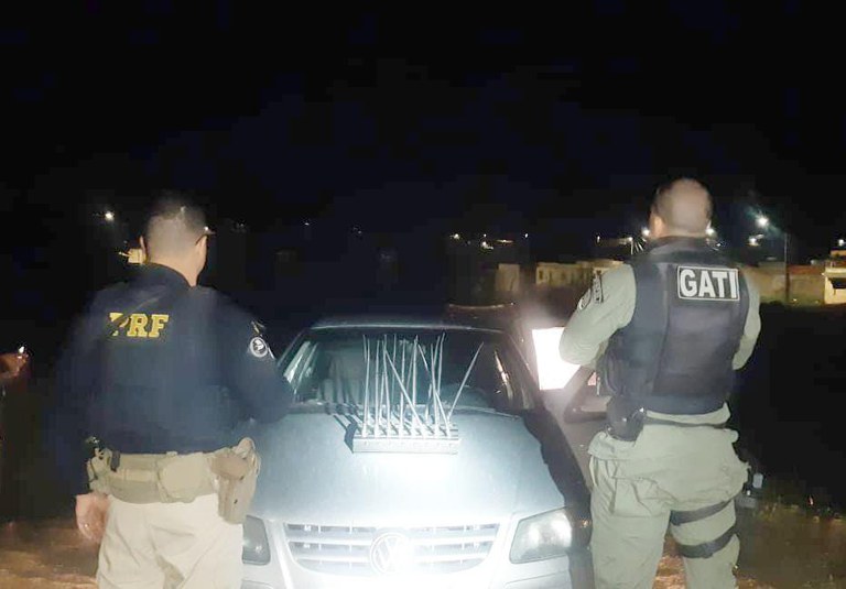 Carro roubado e aparelho que bloqueia rastreador são apreendidos pela PRF e 15° BPM em Belo Jardim