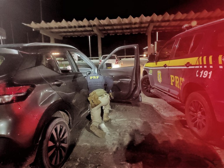 Nissan Kicks cinza escuro roubado PRF.jpeg