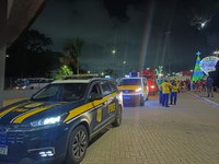 PRF realiza escolta de caminhões da Campanha Papai Noel dos Correios