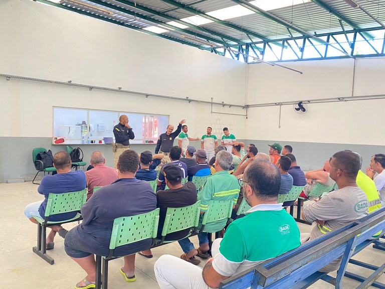 Motoristas de caminhão “cegonha” participam de palestra da PRF em Goiana