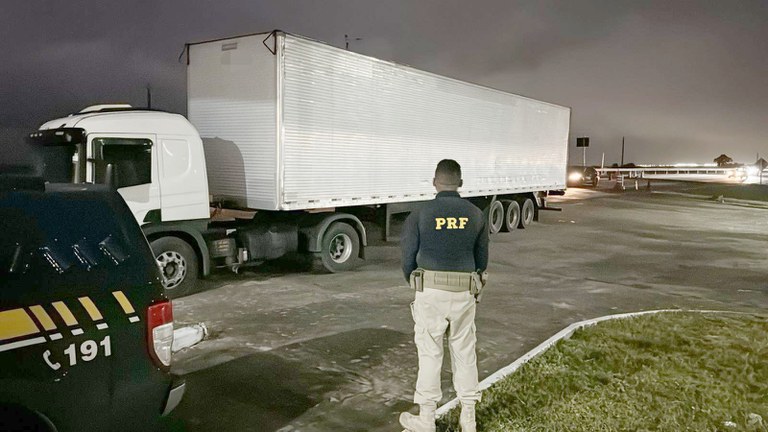PRF apreende semirreboque clonado na BR 101, em Igarassu