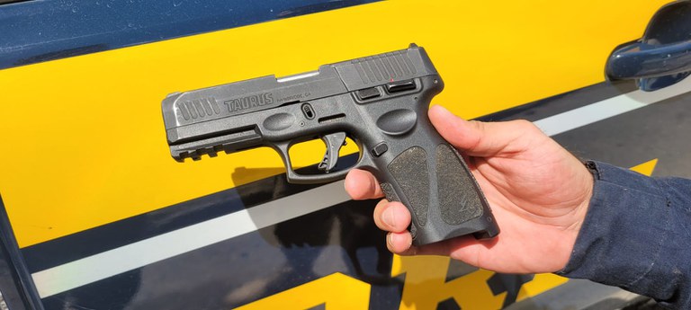 PRF detém homem com pistola 9 mm e carro levado de locadora no Curado8