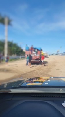 30 pessoas na caçamba de um caminhão.jpeg