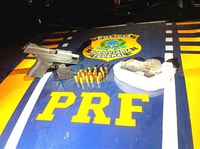 Dupla é detida com carro roubado, pistola e droga em Garanhuns