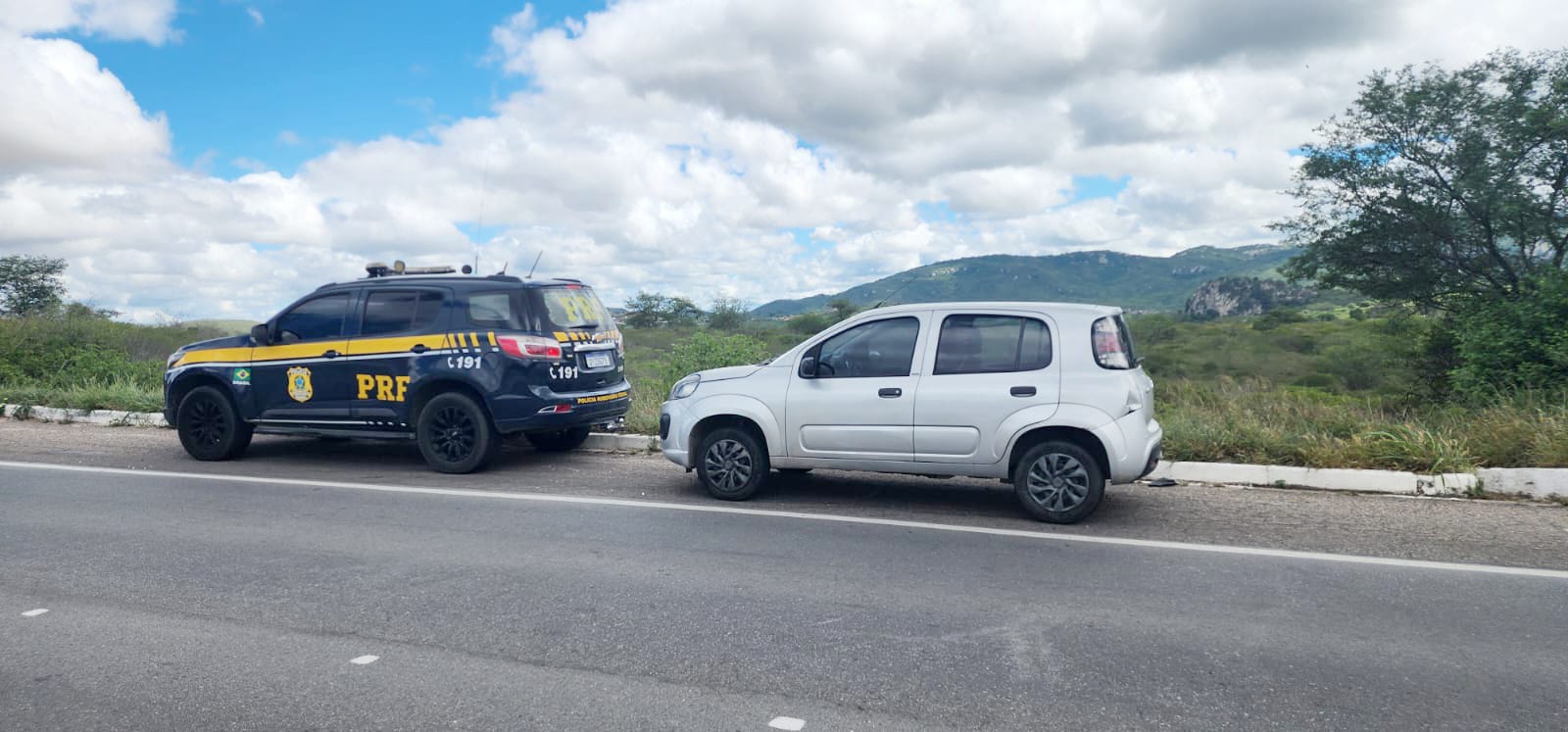 Carro roubado no Recife é recuperado no dia seguinte pela PRF em Caruaru