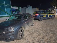 Condutor com passagem pela polícia é detido com carro roubado e adulterado