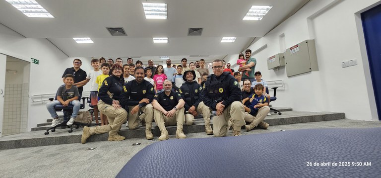 Crianças realizam visita à Delegacia da PRF em Garanhuns