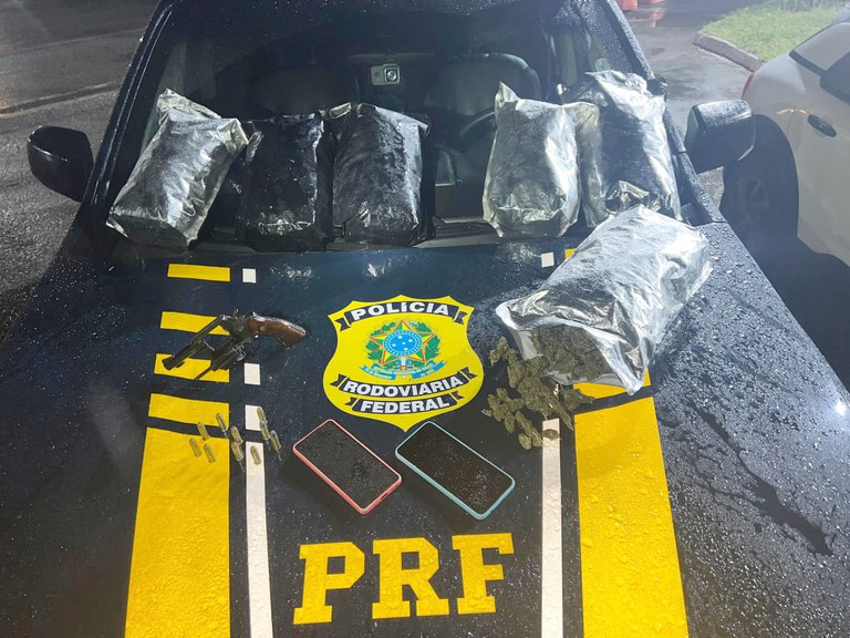 PRF detém dupla em Belo Jardim com droga, arma e carro furtado