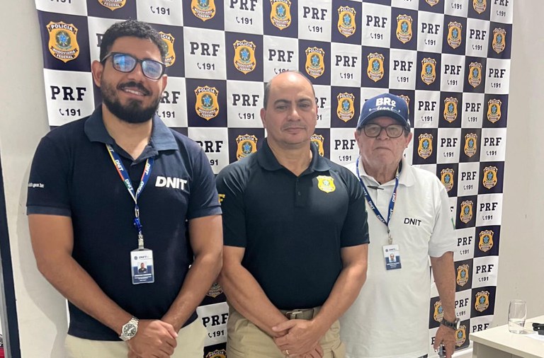 PRF e DNIT alinham retirada de placas irregulares das rodovias