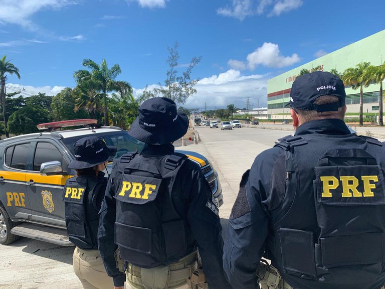 Policiais na BR-232.jpeg