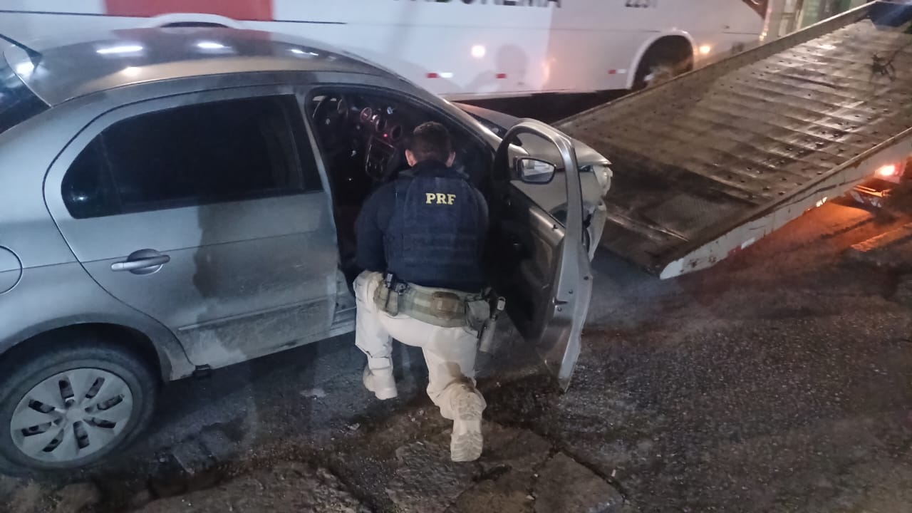 PRF recupera carro roubado após motorista arrastar moto em Abreu e Lima