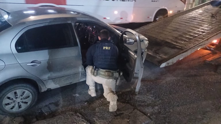 PRF recupera carro roubado após motorista arrastar moto em Abreu e Lima