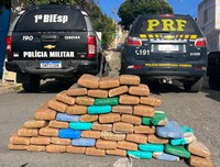 Suspeitos de tráfico se envolvem em colisão e são detidos com 62 Kg de maconha em Caruaru