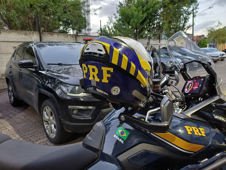 Carro roubado em Alagoas é recuperado pela PRF no Recife