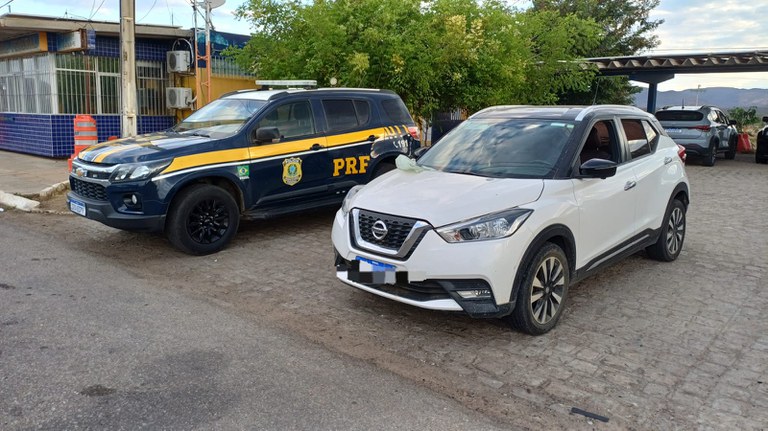Carro roubado há 2 anos no Recife é recuperado pela PRF em Serra Talhada