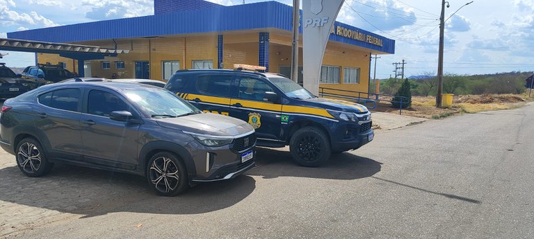 Carro roubado no Recife é recuperado pela PRF em Serra Talhada
