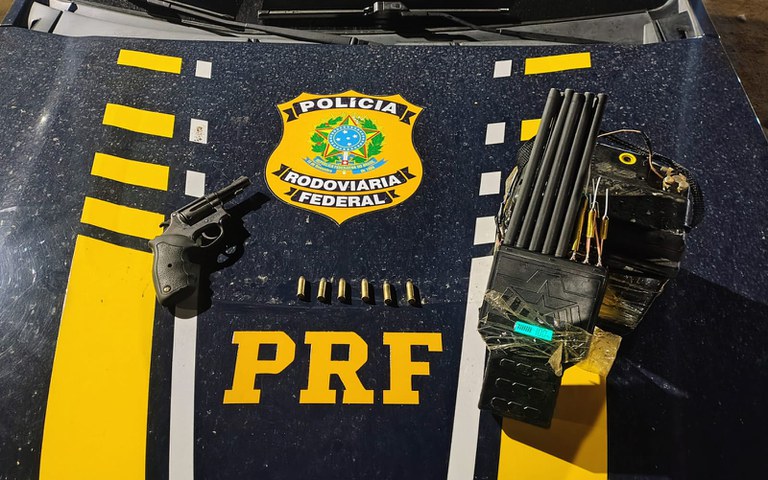 Dupla é detida com carro roubado, arma e bloqueador de sinal em Gravatá