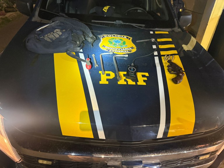 PRF apreende arma e detém suspeitos de praticar assalto no Grande Recife