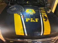 PRF apreende arma e detém suspeitos de praticar assalto no Grande Recife