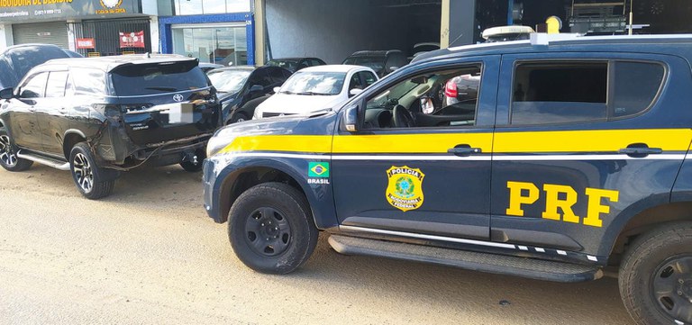 PRF apreende duas caminhonetes e carro em Juazeiro e Petrolina