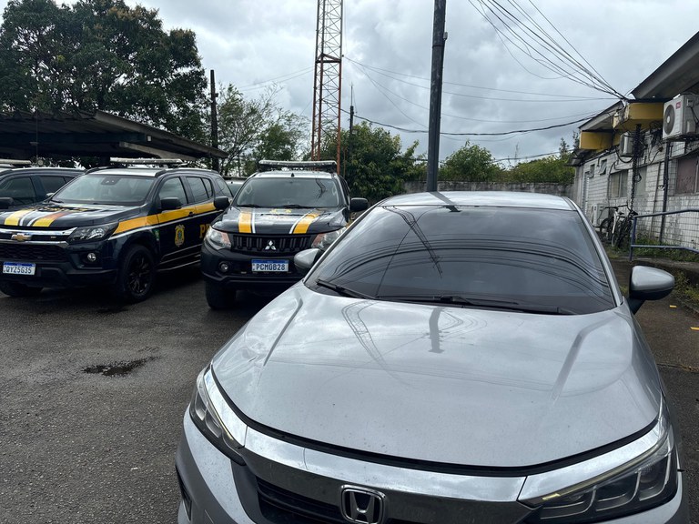 PRF detém dupla com carro roubado no Recife
