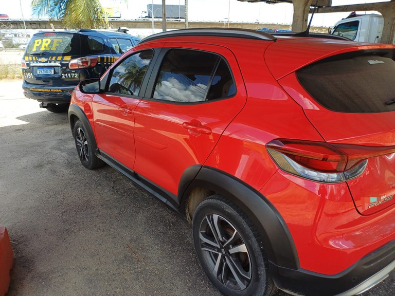 PRF detém procurado por receptação com carro roubado no Grande Recife