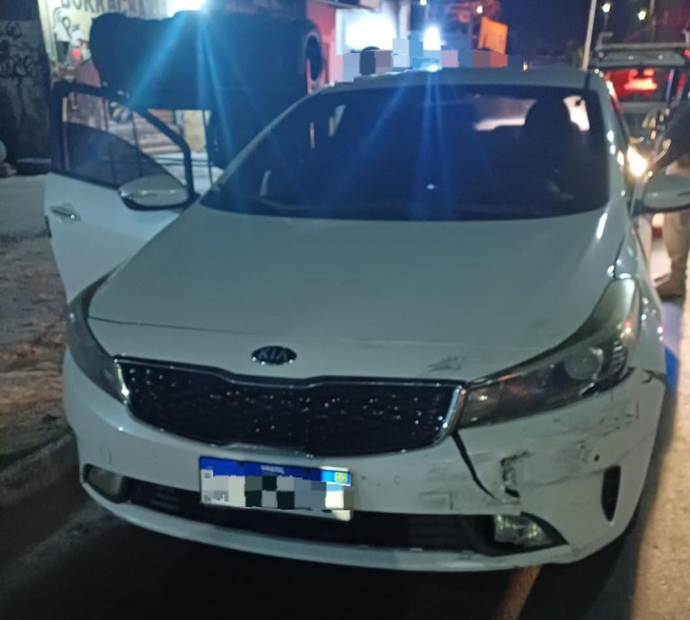 PRF recupera veículo roubado e com sinais de adulteração na BR-101, em Paulista