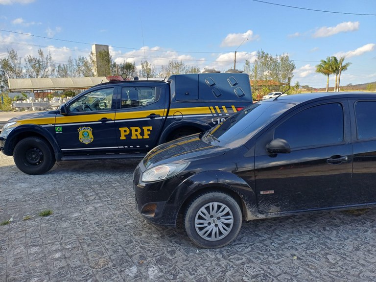 PRF recupera veículo roubado na BR-232, em Gravatá