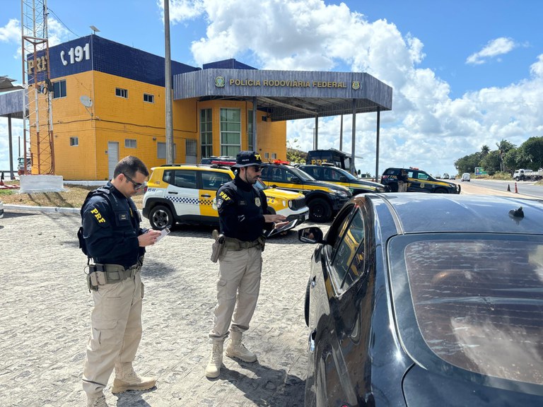 PRF reforça fiscalização na Operação Rodovida Natal em Pernambuco