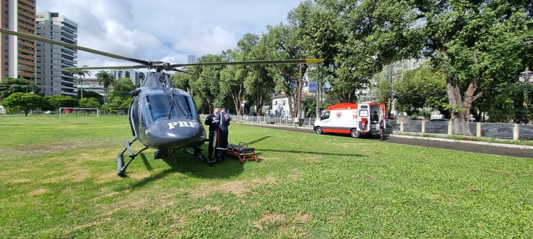 PRF e SAMU resgatam de helicóptero duas vítimas de sinistros em Limoeiro e Itambé