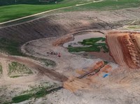 Carro cai de ribanceira com 10 metros e ocupante é resgatado de helicóptero em Carpina