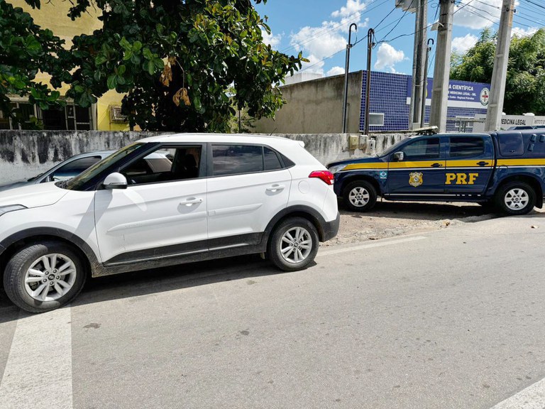 Carro roubado no Recife é recuperado pela PRF em Petrolina