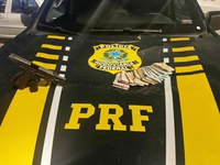 PRF apreende pistola e R$8 mil dentro de carro, após motorista cair em ribanceira
