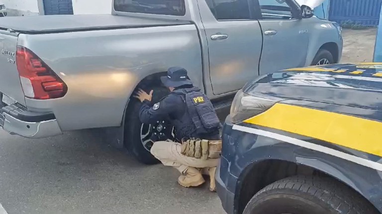 Toyota Hilux prata roubada e adulterada.jpeg