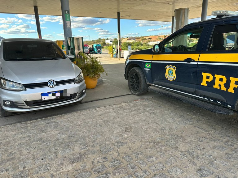 Carro furtado em Recife é recuperado pela PRF em Salgueiro