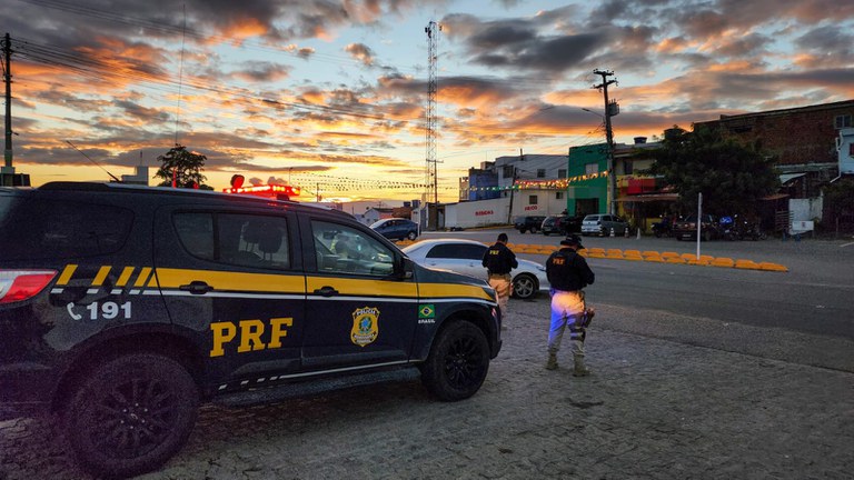 Casal suspeito de estelionato é detido pela PRF em Salgueiro