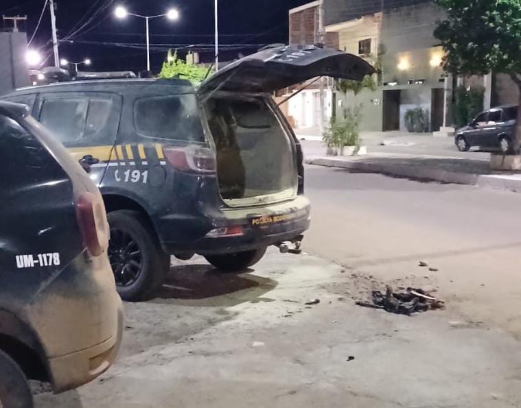 No sertão pernambucano, PRF salva homem que tentou se incendiar dentro de viatura