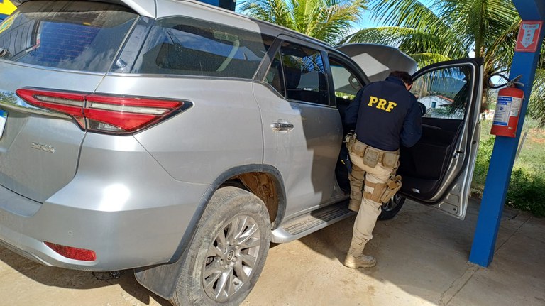 Caminhonete de luxo roubada em Minas Gerais é recuperada pela PRF em Serra Talhada